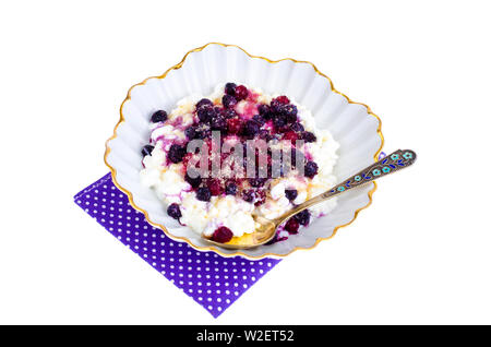 Frische hausgemachte Hüttenkäse mit Beeren und Zucker für Baby und Ernährung Lebensmittel Stockfoto