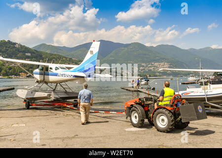 Comer see, Comer See, Italien - JUNI 2019: Wasserflugzeug betrieben von der Aero Club Como mit einem kleinen Traktor geschoben in den Gewässern des Comer see Stockfoto