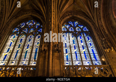 Modernes Design Glasfenster in der Kathedrale von Lyon. Die Kathedrale ist dem heiligen Johannes dem Täufer geweiht, und ist der Sitz des Erzbischofs von L Stockfoto