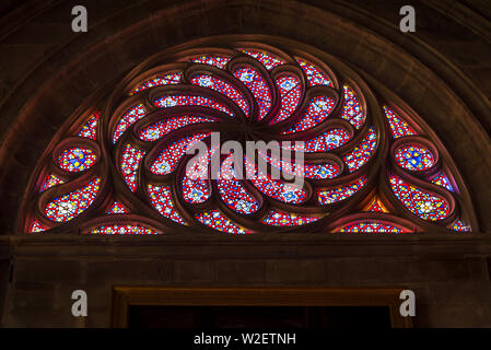 Modernes Design Glasfenster in der Kathedrale von Lyon. Die Kathedrale ist dem heiligen Johannes dem Täufer geweiht, und ist der Sitz des Erzbischofs von L Stockfoto