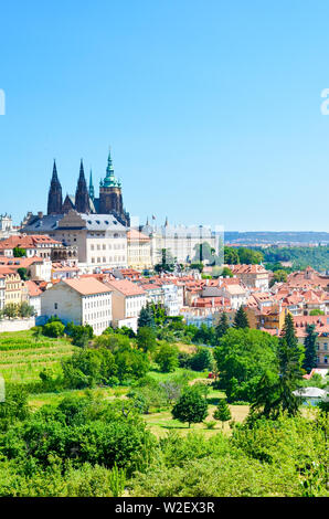 Schönen Skyline von Prag, der tschechischen Hauptstadt, von den Petrin Hügel im Zentrum der Stadt gefangen. Prager Burg und der St. Veits Kathedrale. Erstaunlich citiscapes. Praga, Tschechien. Stockfoto