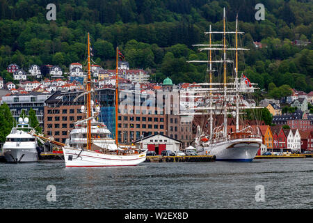 Veteran Segel schiff, die galeasse Treu (erbaut 1877), die vor hohen Schiff Statsraad Lehmkuhl und zwei super Yachten, Für Immer ein und Riff Chief. Br Stockfoto