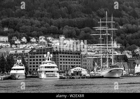 Veteran Segel schiff, die galeasse Treu (erbaut 1877), die vor hohen Schiff Statsraad Lehmkuhl und zwei super Yachten, Für Immer ein und Riff Chief. Br Stockfoto