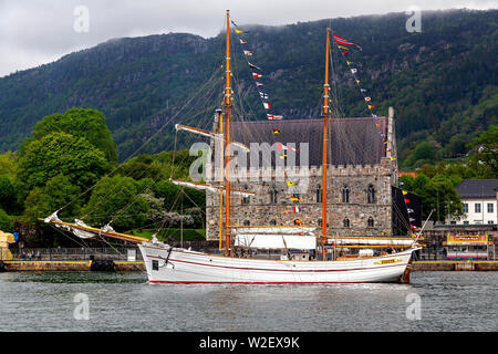 Veteran Segel schiff, die galeasse Treu (erbaut 1877) vorbei vor der Haakonshallen alte Festung. Bergen, Norwegen. Stockfoto