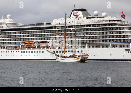 Kreuzfahrtschiff Viking Meer, skolten Terminal im Hafen von Bergen, Norwegen. Einen grauen, regnerischen Tag im Mai. Veteran Segel schiff, die galeasse Treu (erbaut 1877). Stockfoto