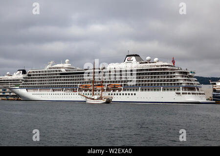 Kreuzfahrtschiff Viking Meer, skolten Terminal im Hafen von Bergen, Norwegen. Einen grauen, regnerischen Tag im Mai. Veteran Segel schiff, die galeasse Treu (erbaut 1877). Stockfoto