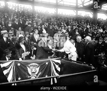 Lou Hoover und Herbert Hoover Händeschütteln mit Walter Johnson am Baseball Spiel nicht. 1931 Stockfoto