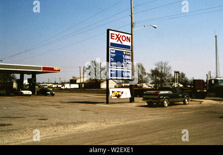 Kleine Stadt Exxon Gas Station Zeichen zeigt niedrigen Gaspreise Ca. 1995 Stockfoto