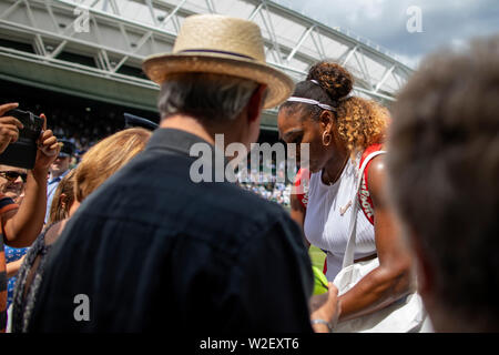 Wimbledon, London, UK. 8. Juli 2019. 8. Juli 2019, den All England Lawn Tennis und Croquet Club, Wimbledon, England, Wimbledon Tennis Turnier, Tag 7; Serena Williams (USA) Autogramme nach dem Sieg gegen Carla Suarez Navarro (ESP) Credit: Aktion Plus Sport Bilder/Alamy leben Nachrichten Stockfoto