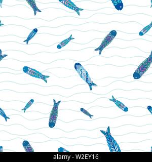 Hand multicolor Fische in Volkskunst Design gezeichnet. Die nahtlose Vektor Muster auf weißem Hintergrund mit blauen doodle Wellen. Super für Strand, Essen Stock Vektor