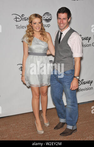 LOS ANGELES, Ca. August 02, 2010: Jennifer Finnigan & Josh Cooke - Sterne der "Gemeinsam Besser - Am Disney ABC TV All Star Mixer im Beverly Hilton Hotel, Beverly Hills, CA. © 2010 Paul Smith/Featureflash Stockfoto