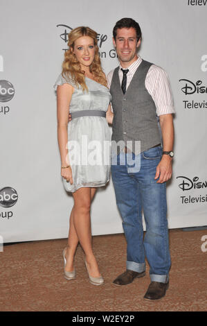 LOS ANGELES, Ca. August 02, 2010: Jennifer Finnigan & Josh Cooke - Sterne der "Gemeinsam Besser - Am Disney ABC TV All Star Mixer im Beverly Hilton Hotel, Beverly Hills, CA. © 2010 Paul Smith/Featureflash Stockfoto