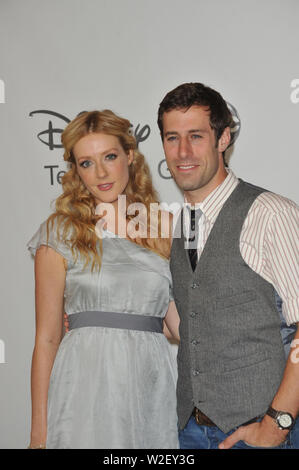 LOS ANGELES, Ca. August 02, 2010: Jennifer Finnigan & Josh Cooke - Sterne der "Gemeinsam Besser - Am Disney ABC TV All Star Mixer im Beverly Hilton Hotel, Beverly Hills, CA. © 2010 Paul Smith/Featureflash Stockfoto