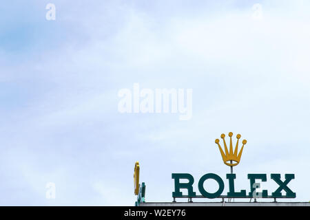 Frankfurt, Deutschland - Juli 06, 2019: Das Logo der watch Hersteller und Produkt der Marke Rolex auf dem Dach eines Gebäudes am Juli 06, 2019 Ich Stockfoto