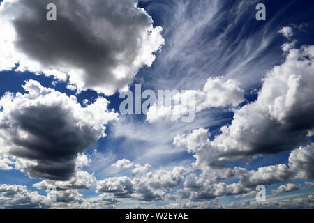 Blauer Himmel mit weißen Wolken cumulus, Cirrus abgedeckt. Sommer cloudscape, schönen Hintergrund für gutes Wetter vor dem Sturm Stockfoto