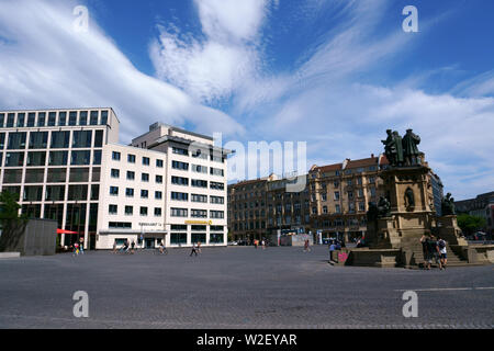 Frankfurt, Deutschland - Juli 06, 2019: Der rossmarkt mit Fußgängern und Passanten an der Johannes-Gutenberg-Denkmal mit Springbrunnen am Juli 06, 2019 in Stockfoto