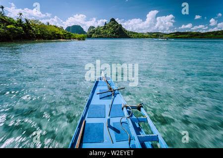 Lokale banca Boot auf Tour zu den geschützten berühmten Snake Island El Nido, Sehenswürdigkeiten touristische Standorte Palawan auf den Philippinen Stockfoto