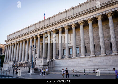 Das klassizistische Gebäude des Gerichtsgebäudes oder Palais de Justice Historique de Lyon ist ein Gebäude am Quai Romain Rolland, am rechten Ufer des Th Stockfoto