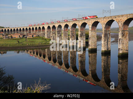 Eine Klasse 91 Staats- und Regierungschefs über die Royal Border Bridge bei Berwick upon Tweed Mit einem London Kings Cross Service. Stockfoto