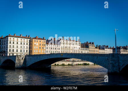 Schönen Stadthäusern aus dem 19. Jahrhundert entlang des Ufers des Flusses Saône und Bonaparte Brücke, Lyon, Frankreich Stockfoto