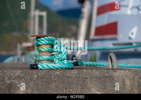 Klampe mit grünen Seil aus einem verankerten Schiff Stockfoto