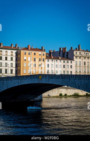 Schönen Stadthäusern aus dem 19. Jahrhundert entlang des Ufers des Flusses Saône und Bonaparte Brücke, Lyon, Frankreich Stockfoto