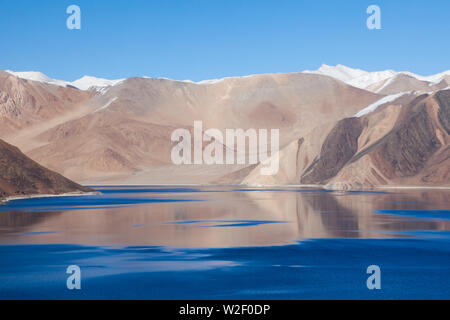 Wunderbare Aussicht auf Pangong Tso (pangong See) und die umliegenden Berge spiegeln sich im Wasser des Sees, Ladakh, Indien Stockfoto