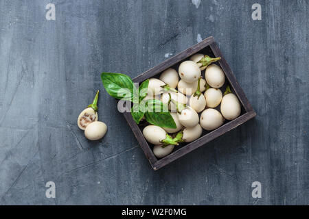 Thailändische frische weiße Auberginen in eine Box. Stockfoto