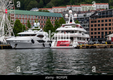 Zwei Super Yachten, Für Immer ein und Riff Chief. Bradbenken Quay, der Hafen von Bergen, Norwegen. Stockfoto