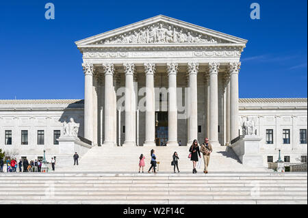 Der Oberste Gerichtshof der Vereinigten Staaten an einem sonnigen Frühlingstag in Washington DC. Die derzeit von neun Richtern auf Lebenszeit ernannt. Stockfoto