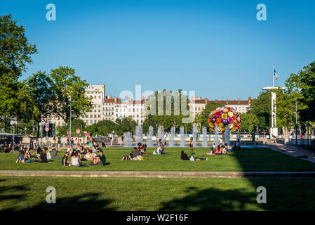 Leute sitzen auf Rasen und entspannend, Ort Antonin-Poncet, Lyon, Frankreich Stockfoto
