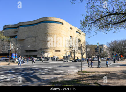 Die Independence Avenue und das Nationalmuseum der Indianer in Washington DC im März 2019 Stockfoto