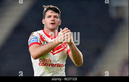 St Helen's Lachlan Coote begrüßt die Fans nach dem Abpfiff Stockfoto