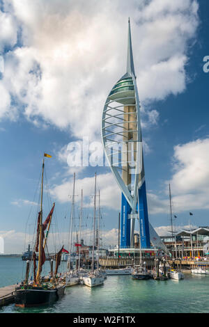 Portsmouth, Hampshire, England. An einem schwülen Tag auf der Hampshire Küste, die Sonne scheint auf den Gunwharf Quays im historischen Hafen von Portsmouth und Stockfoto