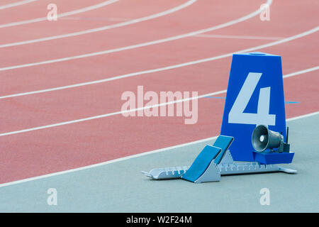 Start Block in der Schiene und im Feld. Stockfoto