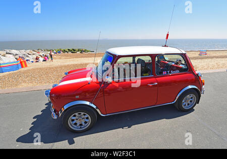 Classic Red Austin Mini Auto an der Strandpromenade geparkt. Stockfoto