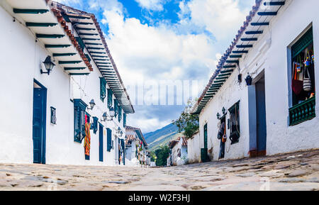 Blick auf einer gepflasterten Straße in der kolonialen Stadt Villa de Leyva, Kolumbien Stockfoto