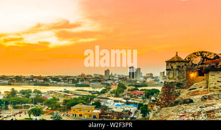 Sonnenuntergang Blick über die Stadtlandschaft von Cartagena von der Festung San Felipe - Kolumbien Stockfoto