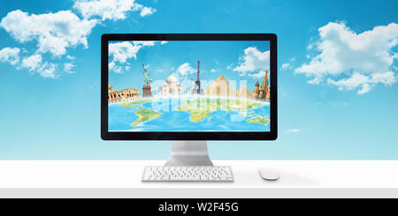 Computer Display mit Kugel und berühmten Sehenswürdigkeiten auf weißem Schreibtisch. Konzept der Buchung und Planung Urlaub online. Himmel und Wolken im Hintergrund. Stockfoto