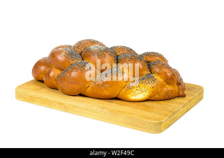 Frische ganze challah Brot auf Schneidebrett auf weißem Hintergrund mit Freistellungspfad isoliert Stockfoto