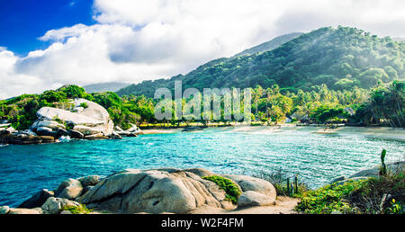 Wunderschöne Bucht mit weißem Sandstrand und das blaue Wasser in den Tayrona Nationalpark in Kolumbien Stockfoto