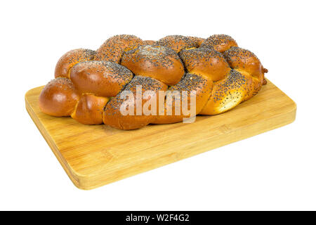 Frische ganze challah Brot auf Schneidebrett auf weißem Hintergrund mit Freistellungspfad isoliert Stockfoto