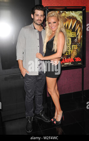 LOS ANGELES, Ca. 18. August 2010: Bridget Marquart & Datum am Los Angeles Premiere von "Piranha 3D" am 6 Mann's Chinese Theater, Hollywood. © 2010 Paul Smith/Featureflash Stockfoto