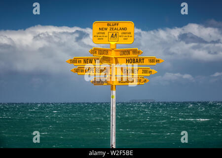 Die weltweit südlichste Wegweiser in Bluff, Südinsel, Neuseeland. Globale Wegweiser zeigt Welt Entfernungen von Bluff gemessen, touristische Destination. Stockfoto