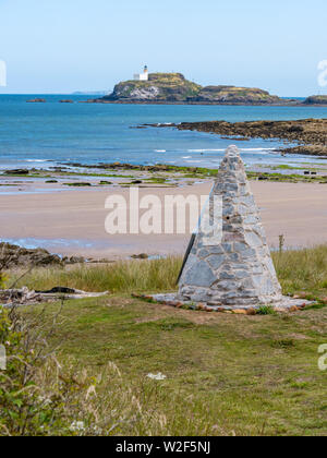 Konischer Stein Skulptur mit Blick auf fidra Insel, John Muir, Her von Forth, East Lothian, Schottland, Großbritannien Stockfoto