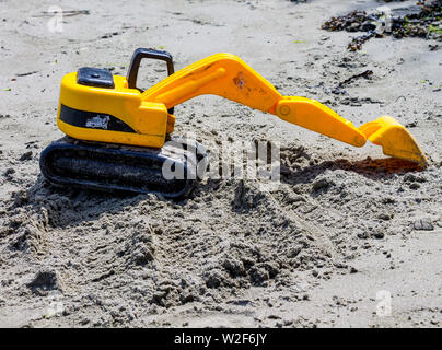 Kunststoff digger childs Spielzeug am Sandstrand Stockfoto