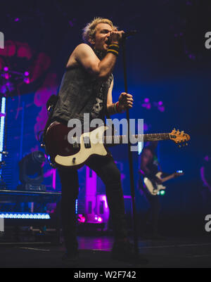 Summe 41 live bei O2 Victoria Warehouse Juni 2019 Stockfoto