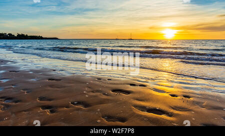 Sonnenuntergang über Mundil Strand in Darwin - Australien Stockfoto