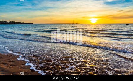 Sonnenuntergang über Mundil Strand in Darwin - Australien Stockfoto