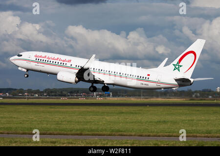 AMSTERDAM/Niederlande - 15. AUGUST 2014: Royal Air Maroc Boeing 737-800 CN - rgg Passagierflugzeug Abreise am Amsterdamer Flughafen Schiphol Stockfoto